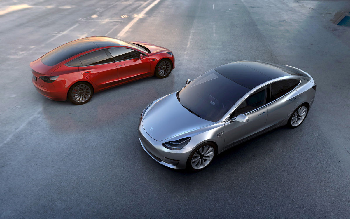 Tesla 3 bodovala nielen medzi elektromobilmi,...