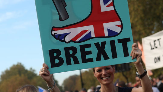 V uliciach Londýna ľudia žiadajú ďalšie referendum o brexite