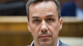 Fico by sa mal odsťahovať z Bonaparte, mieni Erik Tomáš