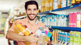 Ľuďom obchody na sviatky nechýbajú, alternatívou sú pumpy