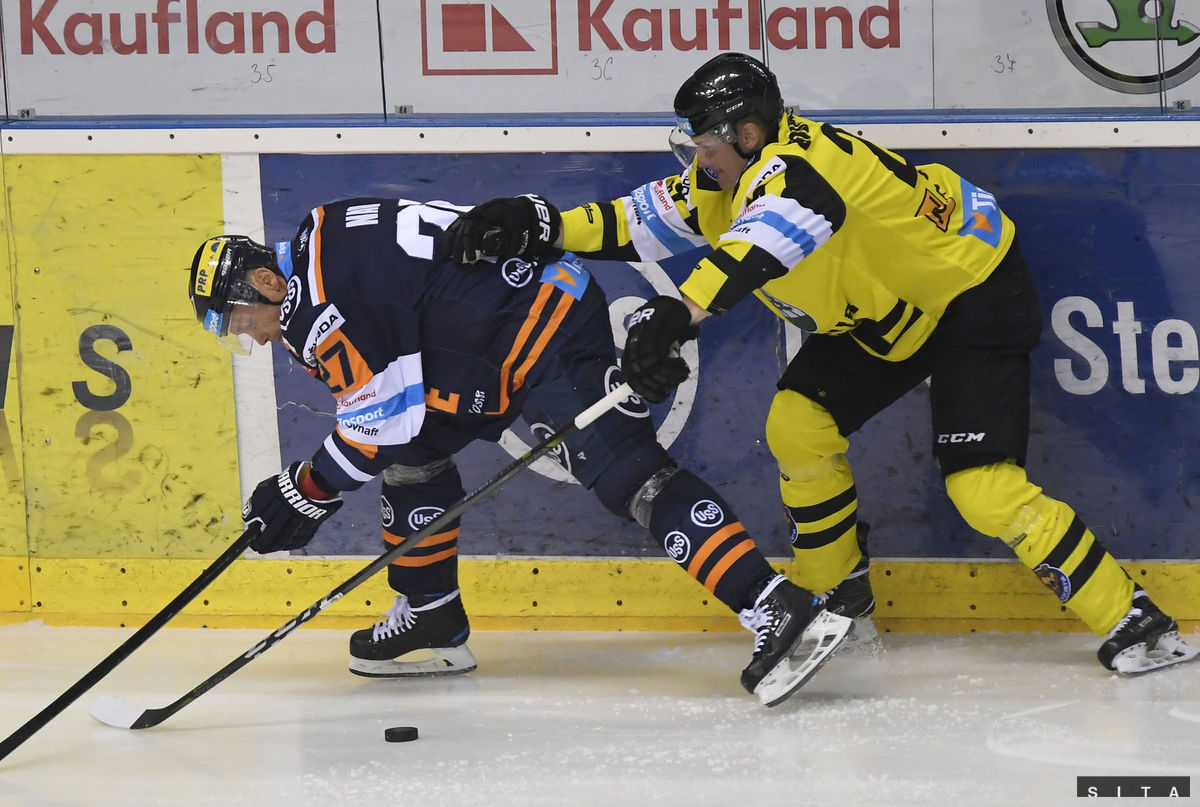 Martin Chovan (vpravo) bráni Ladislava Nagya v...