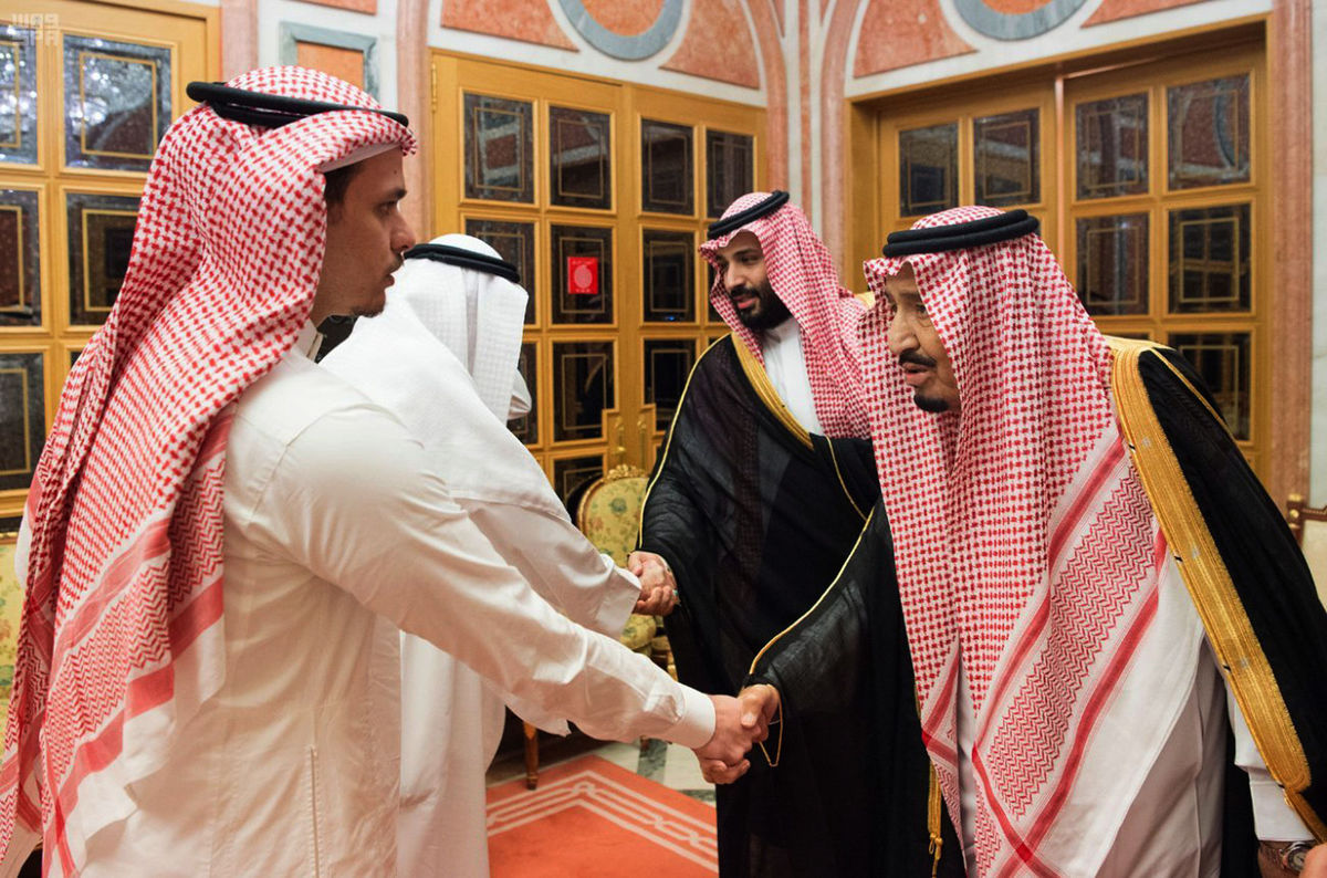 Saudskoarabský kráľ Salmán (vpravo) a korunný...