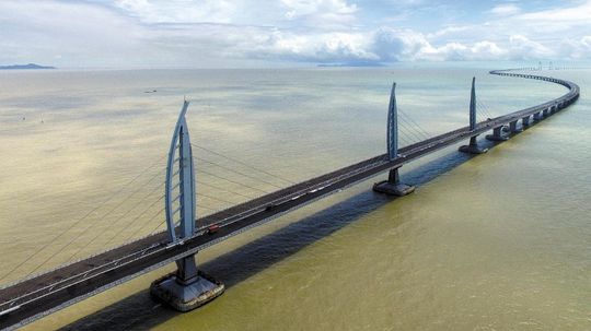 Čína - najdlhší nadmorský most Hongkong