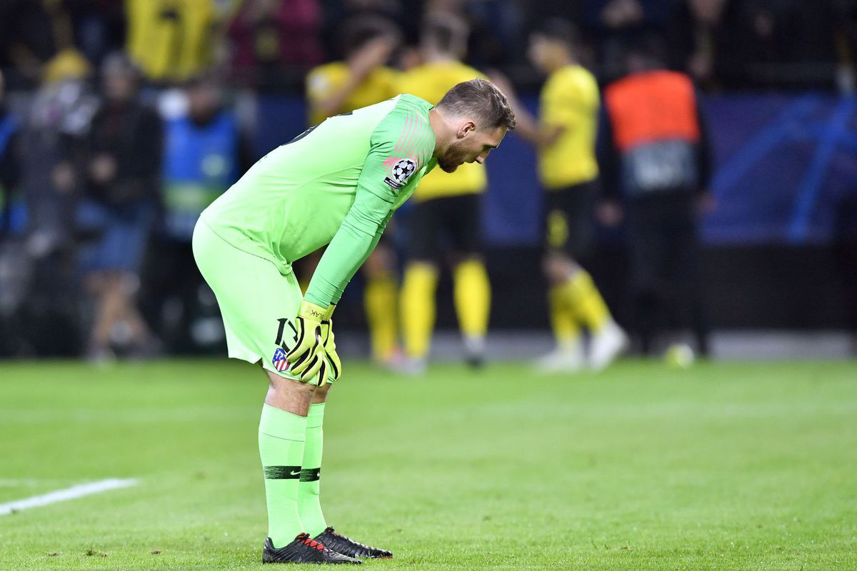 Brankár Atlética Madrid Jan Oblak po jednom z...
