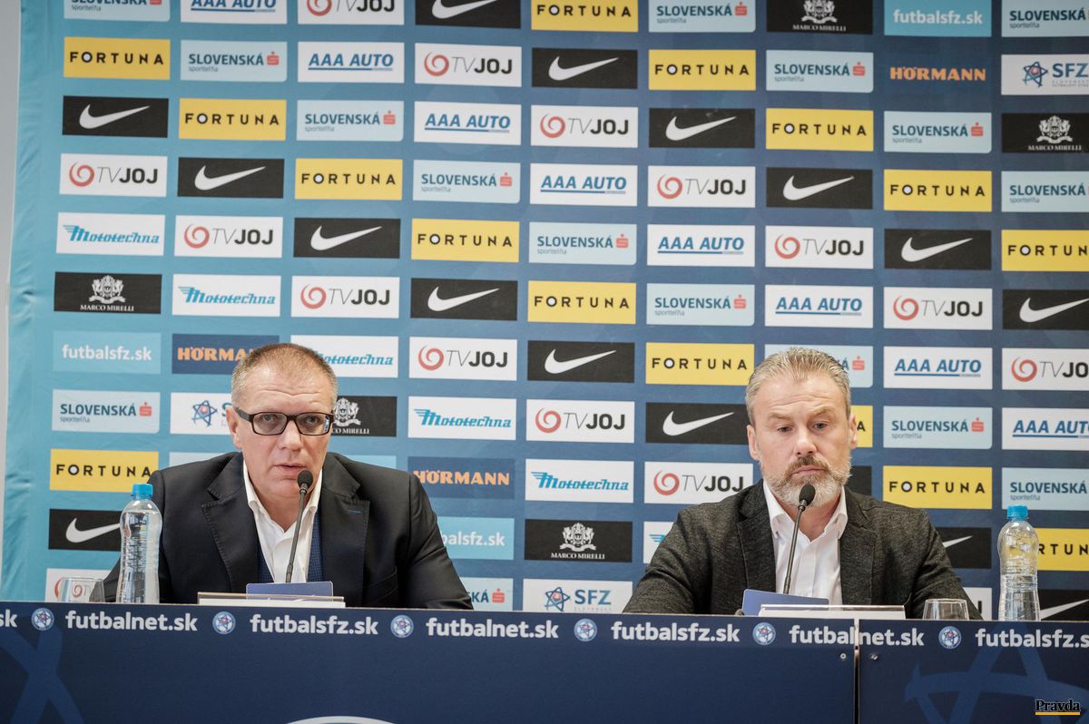 Pavel Hapal (vpravo) a Ján Kováčik na tlačovej...