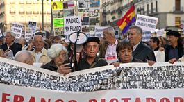 Pred madridským chrámom ľudia protestovali proti pochovaniu Franca