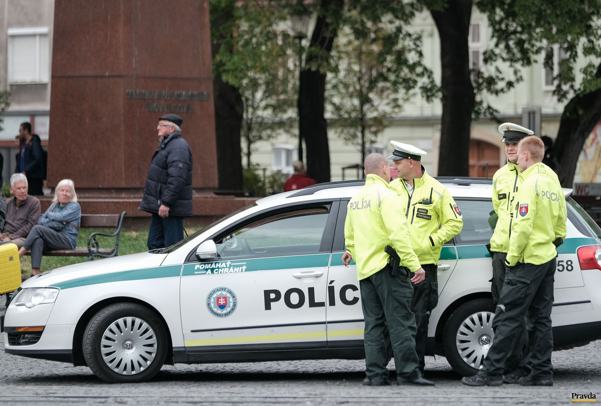 Policajti v uliciach Bratislavy počas návštevy...
