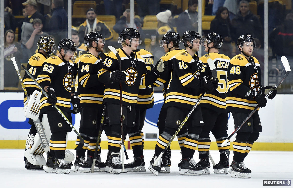 Hokejisti Bostonu oslavujú víťazstvo nad...