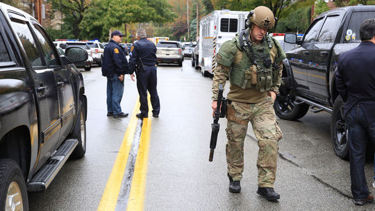 Policajti zadržali strelca zo synagógy v Pittsburghu, zabil osem ľudí