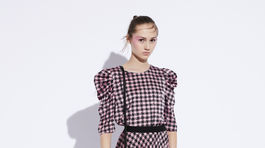 Káro môže mať aj jemnejšiu a ženskejšiu podobu - ako na týchto šatách Liu Jo. Info o cene v predaji. 