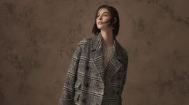 Károvaný kabát je jedným z trendových prvkov v šatníku na jeseň 2018. Model na snímke Marks & Spencer.