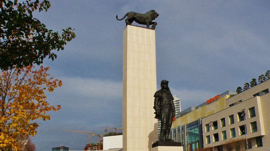 Socha M.R. Štefánika na bratislavskom námestí...