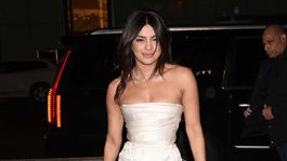 Pripravená na svadbu? Priyanka Chopra v bielom, so štedro odhaleným dekoltom