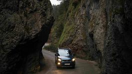 Kemp a chatová osada pri Manínskej tiesňave kedysi praskali vo švoch