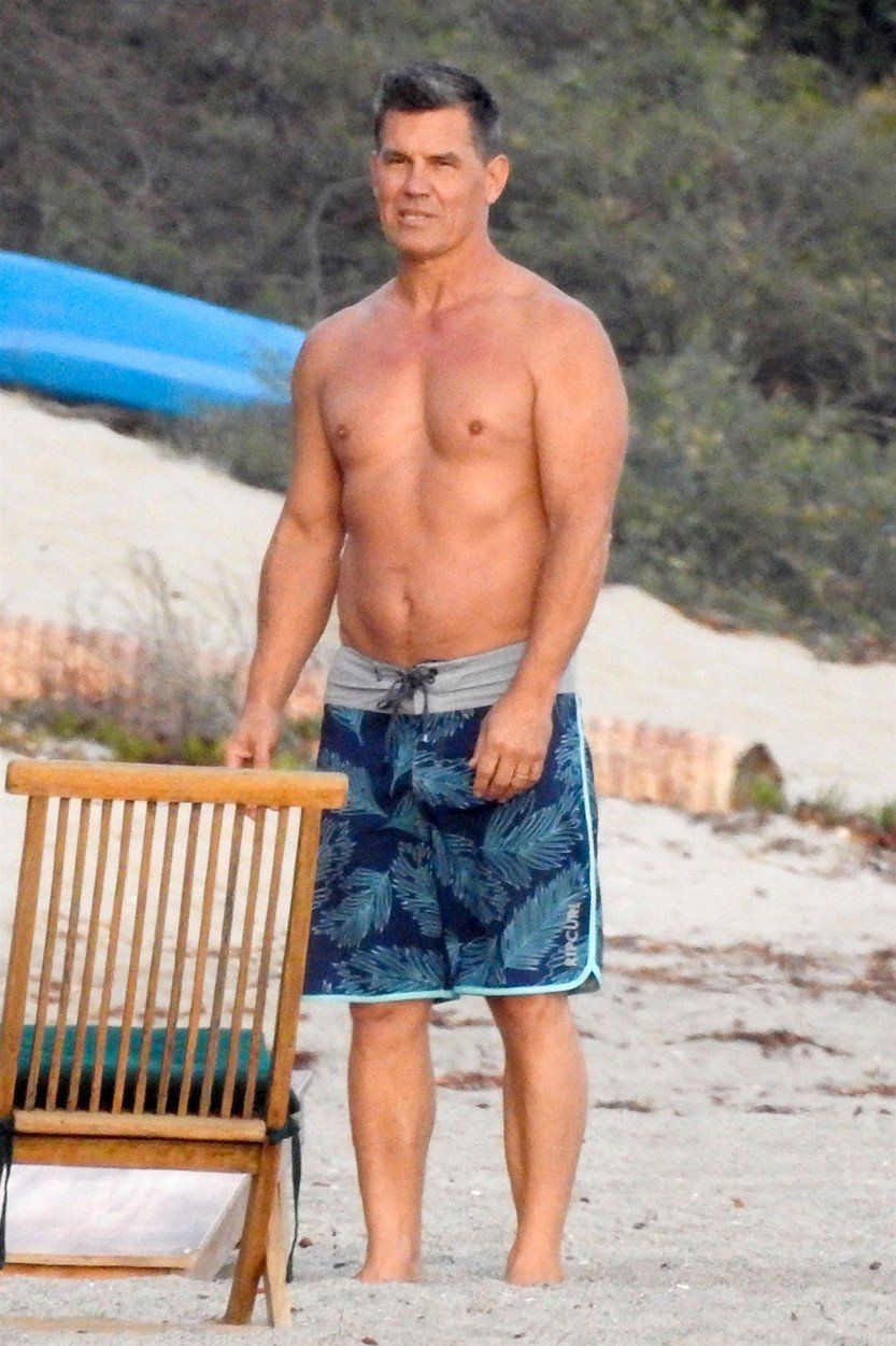 Herec Josh Brolin na zábere z pláže v Malibu.