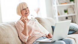 Práca z domu = priberanie? Bohužiaľ, rovnica platí, potvrdil prieskum