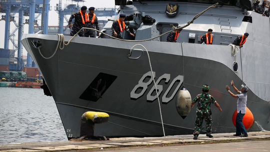 Indonézsky záchranný tím už niekoľko dní pátra...