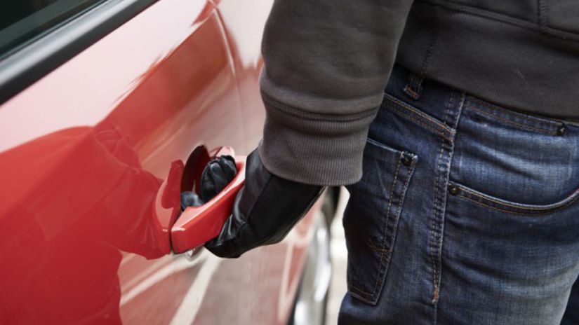 thief-car-door-handle-steal-theft-e1458746256597