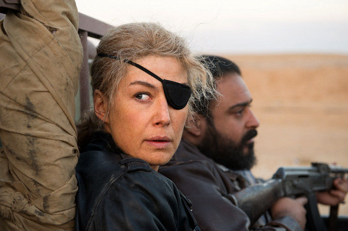 Herečka Rosamund Pike na zábere z filmu A...