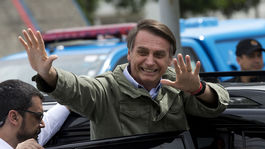 Bolsonaro súhlasí s prijatím zahraničnej pomoci na boj s požiarmi v Amazónii