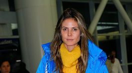 Najprv kilá maskovania, potom takmer 'nahá'! Klum prekvapila na letisku