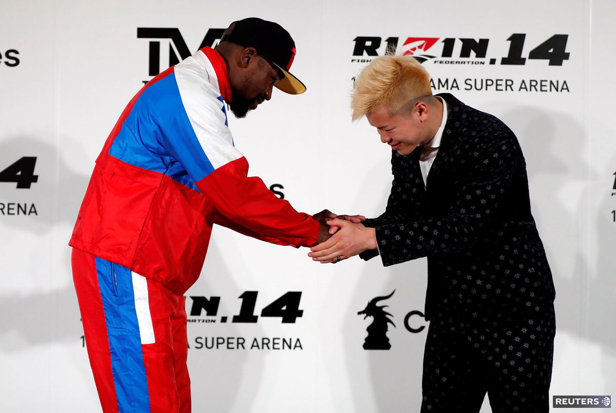 Floyd Mayweather Jr. a Tenšin Nasukawa.