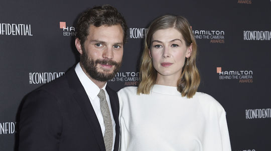 Jamie Dornan a Rosamund Pike na udeľovaní cien...