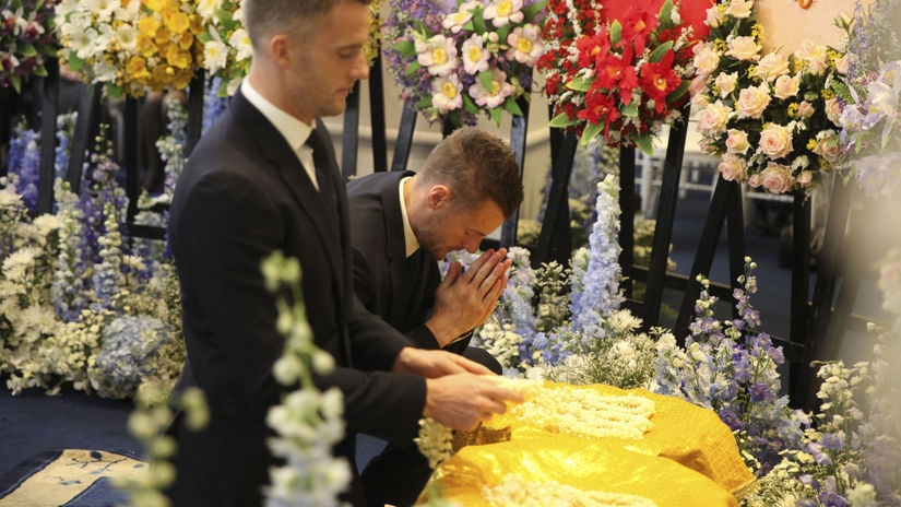 Futbalisti Leicestru a členovia realizačného...