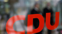 O post šéfa CDU má po Merkelovej záujem 12 politikov