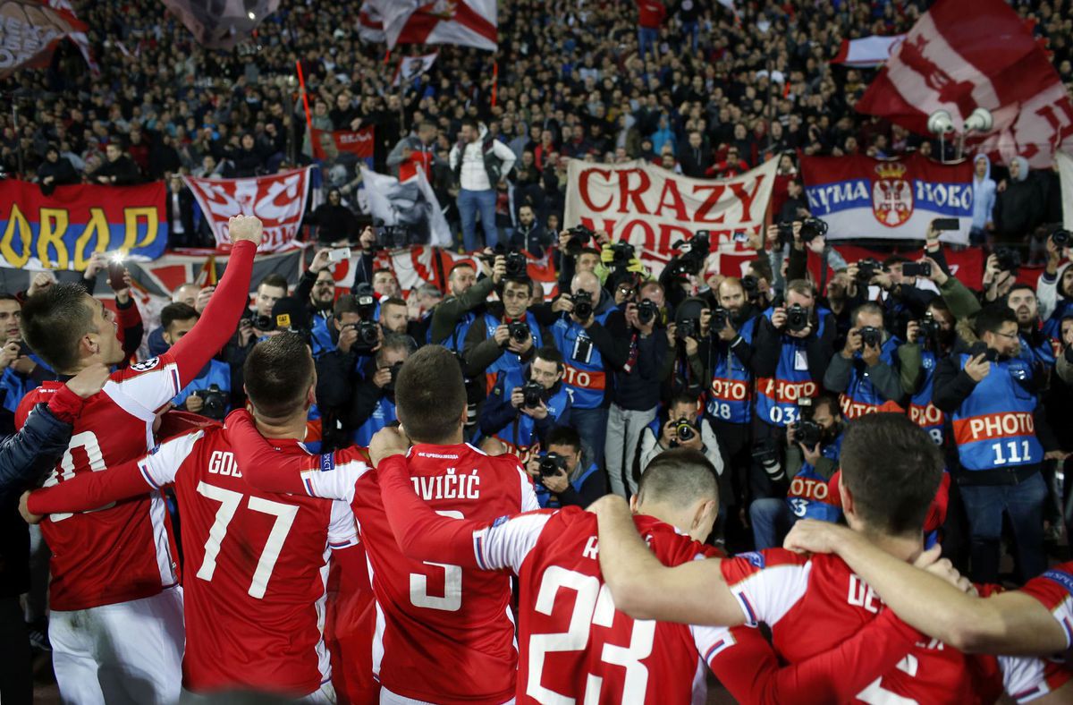 Futbalisti Crvenej zvezdy oslavujú triumf nad...