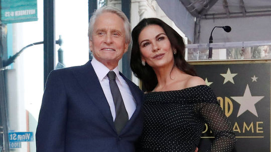 Michael Douglas pózuje s manželkou  Catherine...