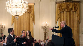 Biely dom upustil od postihu reportéra Acostu, CNN stiahla žalobu