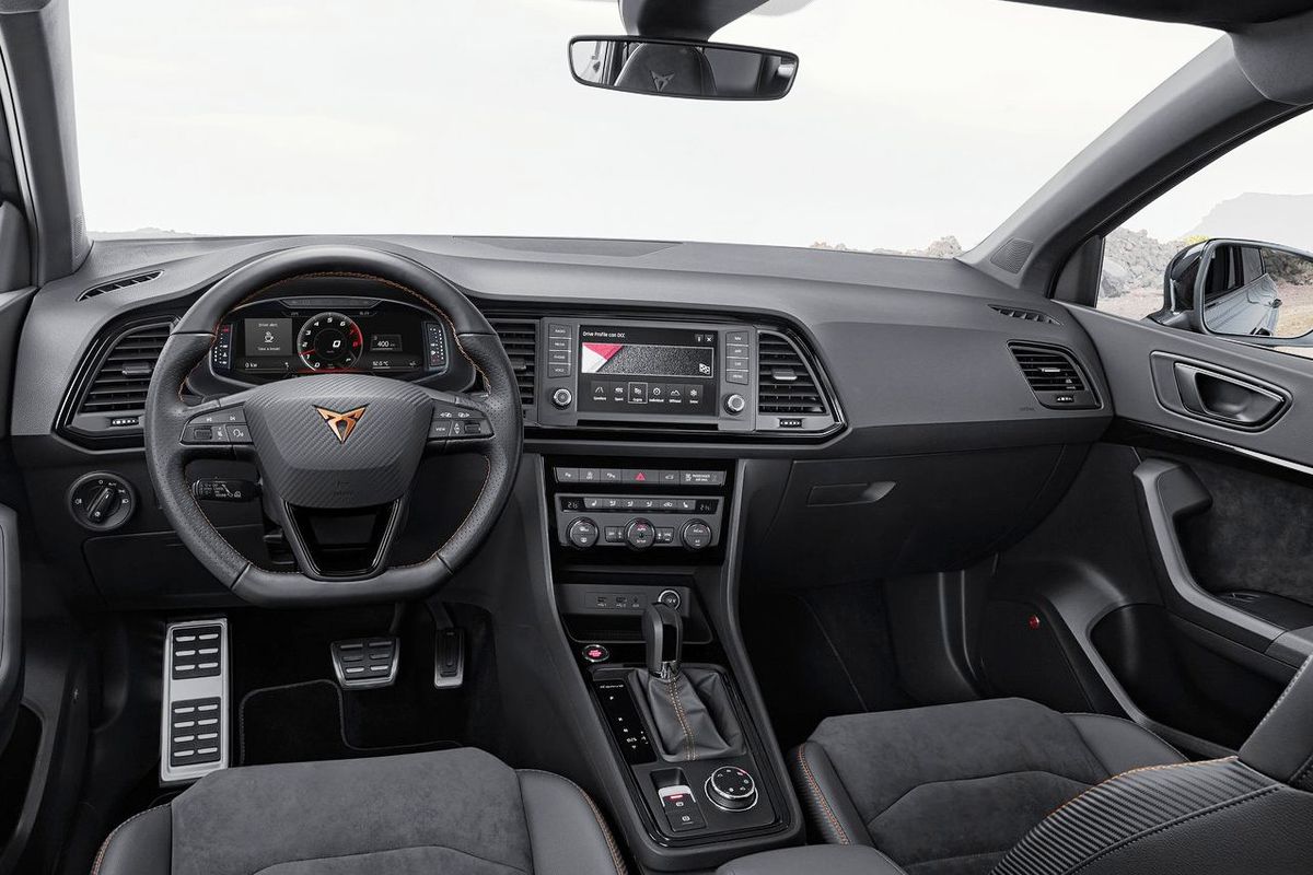 Interiér je plný Alcantary, hliníka a klavírnej...