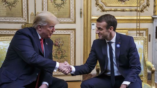 Trump sa stretol s Macronom, hovorili o obrane i obchode