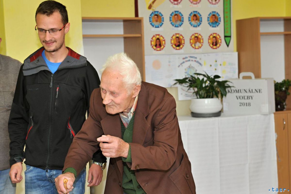 Deväťdesiattriročný volič Jozef Dávidík s...