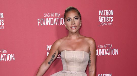 Lady Gaga prichádza na udeľovanie cien Artists...