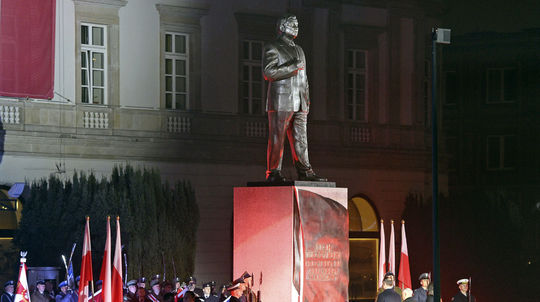 Vo Varšave odhalili bronzovú sochu L.Kaczynského