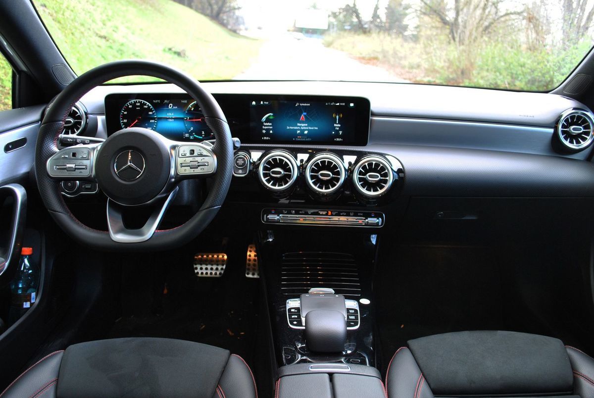Interiér nesie štandardy kvality značky Mercedes.