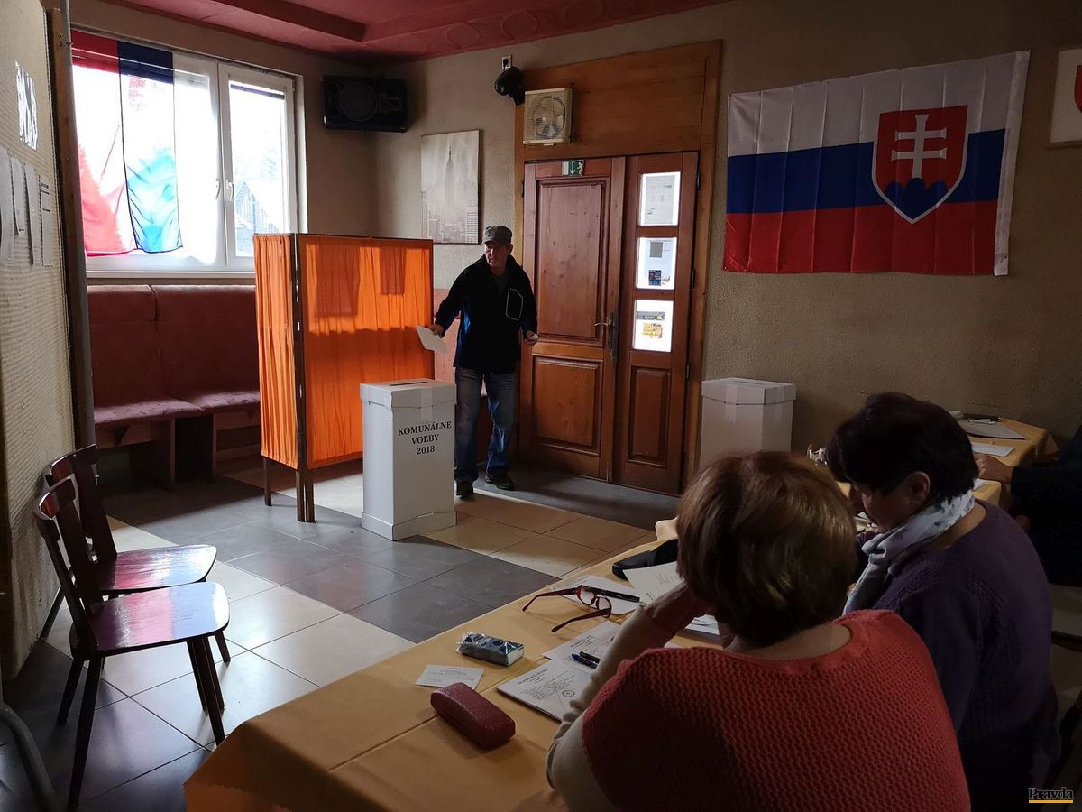 Volič vhadzuje obálku s volebnými lístkami vo...