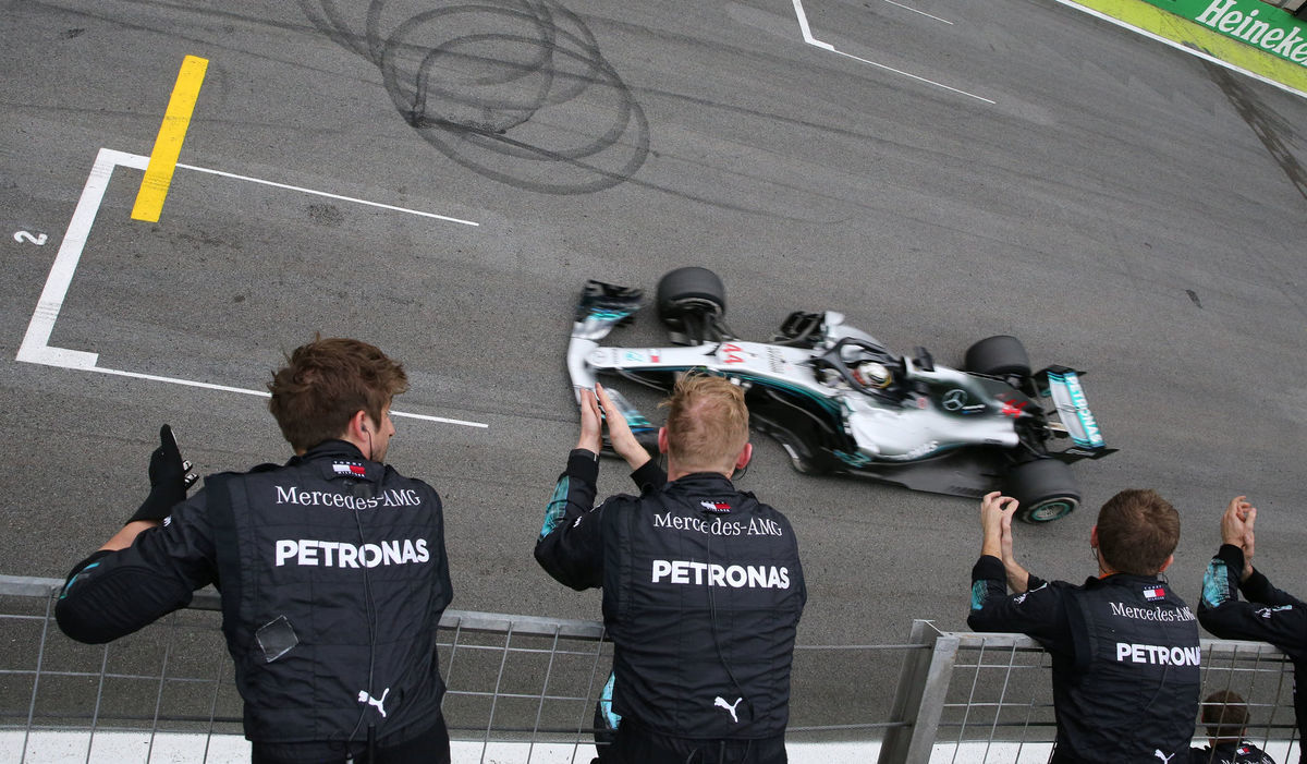 Mechanici Mercedesu a víťaz Lewis Hamilton v...