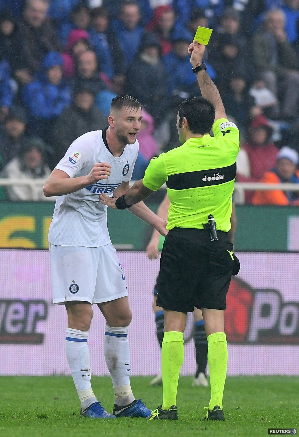Obranca Interu Milan Škriniar vidí žltú kartu v...