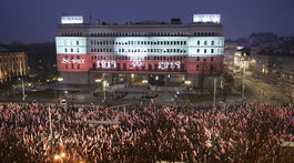 Vo Varšave pochodovalo v uliciach viac ako 200 000 ľudí