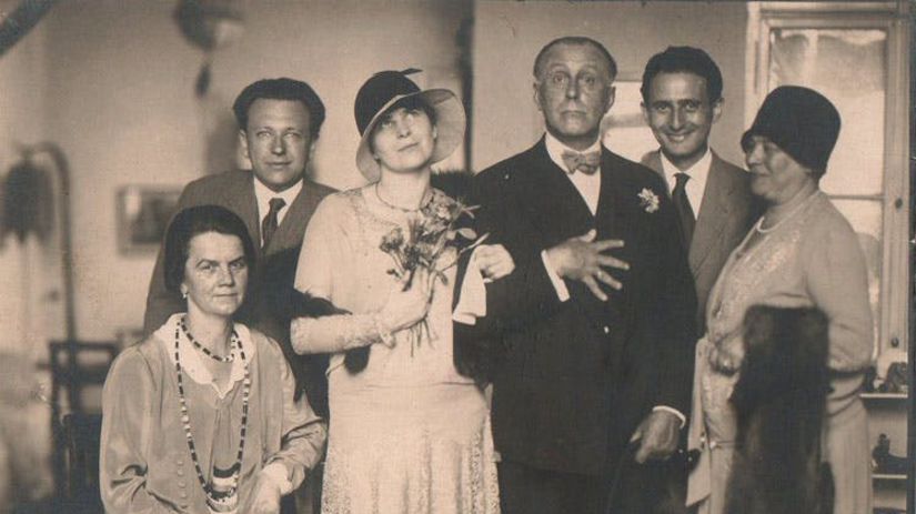 Svadba s Claire Beckovou 28.7.1929. Vedľa Loosa...