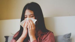 Použitá vreckovka po kýchnutí patrí do uzatvárateľnej nádoby na odpadky! 