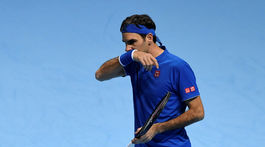 VIDEO: Nevídaná frustrácia. Federer odpálil loptičku do hľadiska, trafil aj sám seba