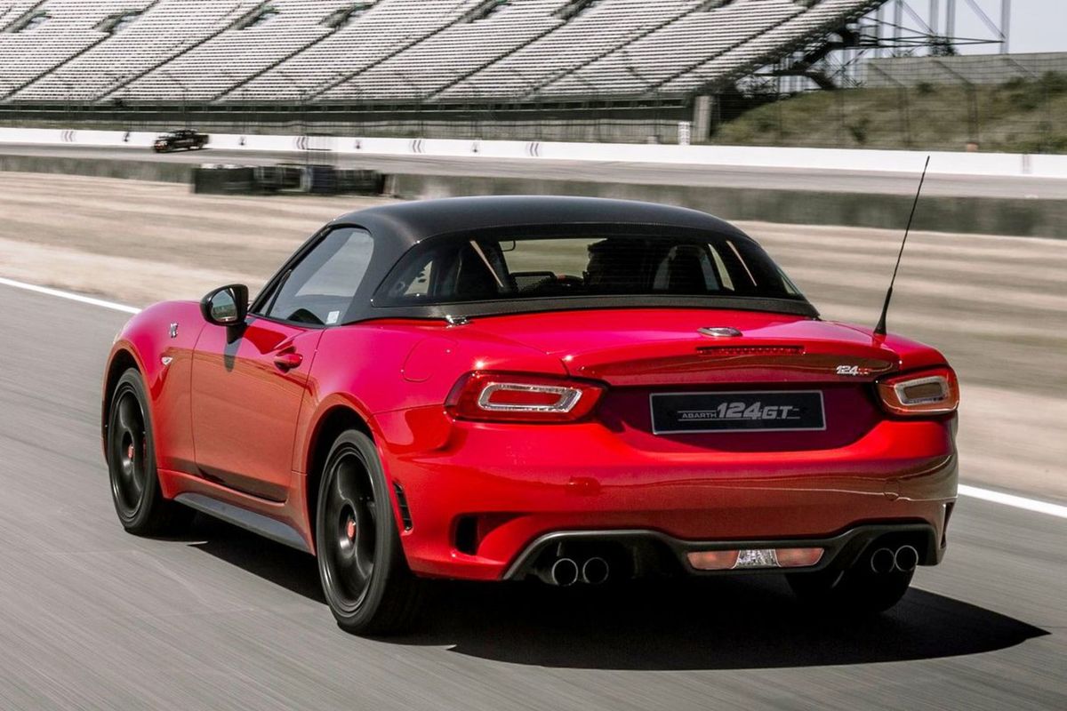 Štyri koncovky výfukov sú neodmysliteľnou...