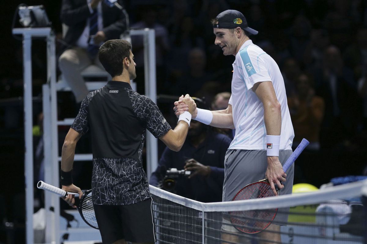 Novak Djokovič (vľavo) a John Isner po zápase...