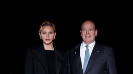 Princ Albert II z Monaka a jeho manželka, princezná Charlene prichádzajú na slávnostnú večeru v múzeu Orsay.