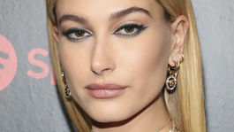 Krásna Hailey Bieber rieši problém s akné: Ako vyzerá jej kozmetická rutina?