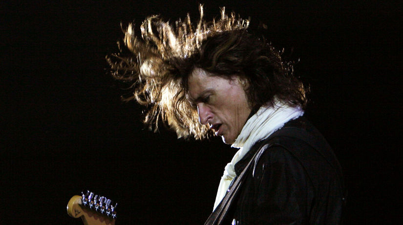 Gitarista Joe Perry na archívnom zábere.